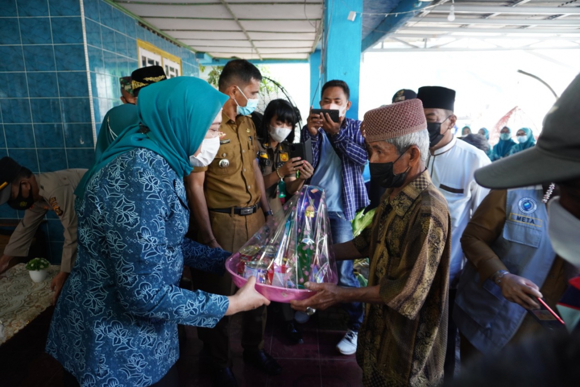 Tali Asih Ketua TP PKK OKI Bagi Korban Kebakaran SP. Padang